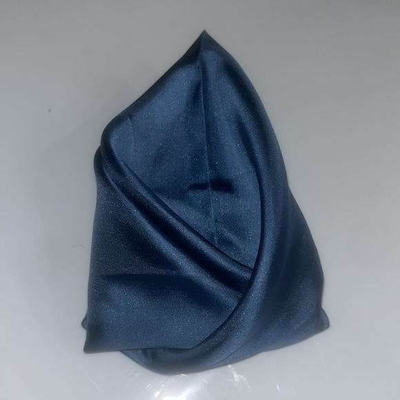 Guy Laroche 100% silk pocket square in excellent condition - Picture 7 of 7